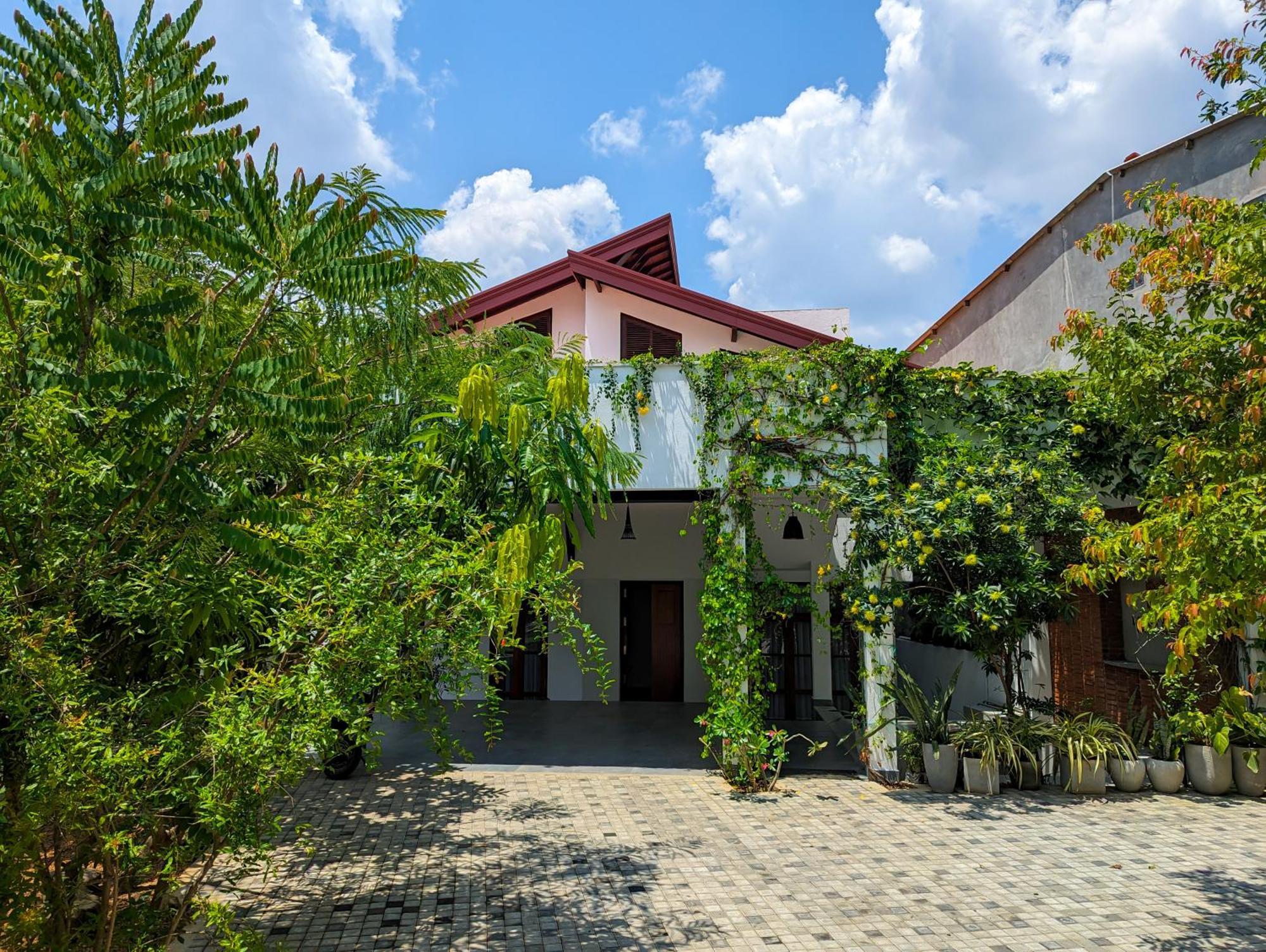 Livin Lush Luxury Retreat Hotel Anuradhapura Exterior photo